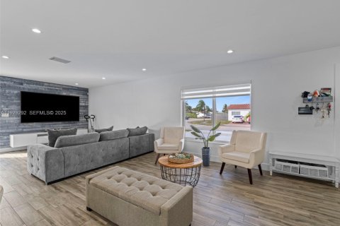 Casa en venta en Miami, Florida, 3 dormitorios, 111.67 m2 № 1982280 - foto 10