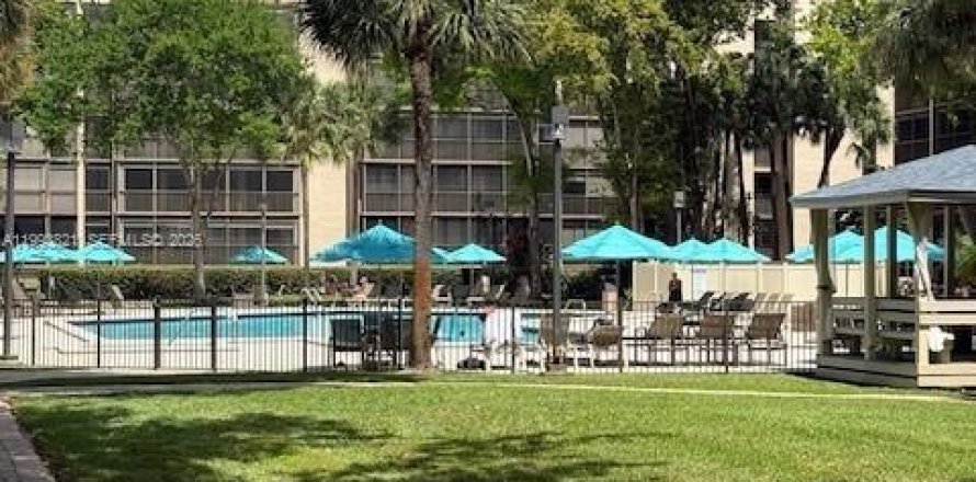 Condominio en Hollywood, Florida, 2 dormitorios  № 2058306