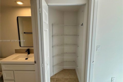 Condominio en alquiler en Hallandale Beach, Florida, 2 dormitorios, 97.73 m2 № 2024736 - foto 12