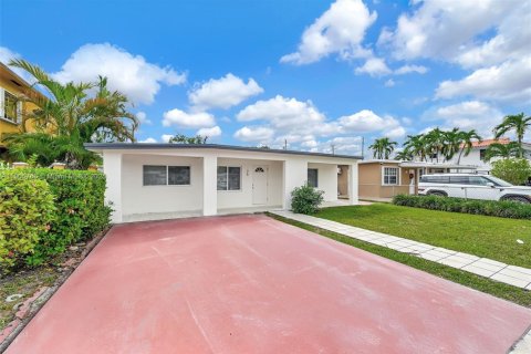 Villa ou maison à vendre à Hialeah, Floride: 4 chambres, 135.82 m2 № 1956637 - photo 2