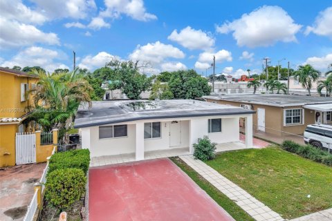 Villa ou maison à vendre à Hialeah, Floride: 4 chambres, 135.82 m2 № 1956637 - photo 1