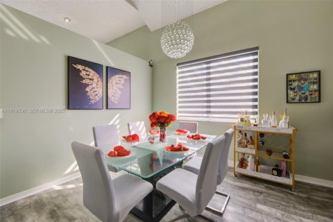 House in Homestead, Florida 4 bedrooms, 216.09 sq.m. № 1976403 - photo 8