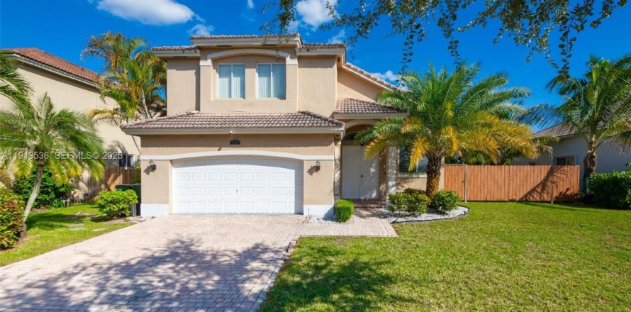 House in Homestead, Florida 4 bedrooms, 216.09 sq.m. № 1976403