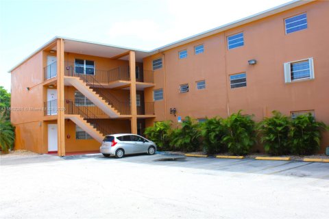 Condominio en venta en Hialeah, Florida, 1 dormitorio, 54.16 m2 № 2014679 - foto 13