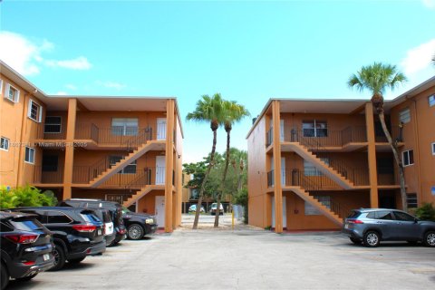 Condominio en venta en Hialeah, Florida, 1 dormitorio, 54.16 m2 № 2014679 - foto 5