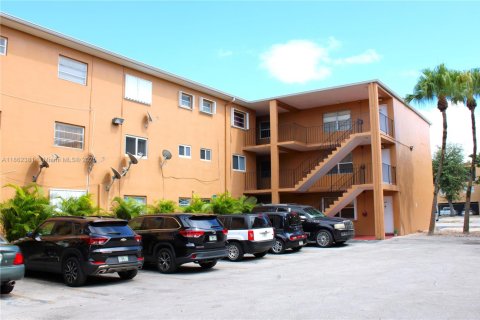 Condominio en venta en Hialeah, Florida, 1 dormitorio, 54.16 m2 № 2014679 - foto 7