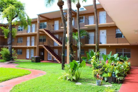 Condominio en venta en Hialeah, Florida, 1 dormitorio, 54.16 m2 № 2014679 - foto 9