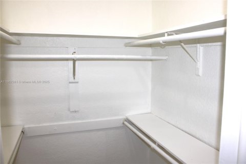 Condominio en venta en Hialeah, Florida, 1 dormitorio, 54.16 m2 № 2014679 - foto 25