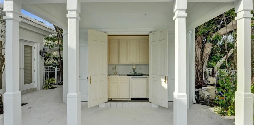 House in Wellington, Florida 5 bedrooms, 604.24 sq.m. № 179782