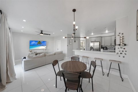 Touwnhouse à louer à Oakland Park, Floride: 3 chambres, 140.65 m2 № 2387835 - photo 1