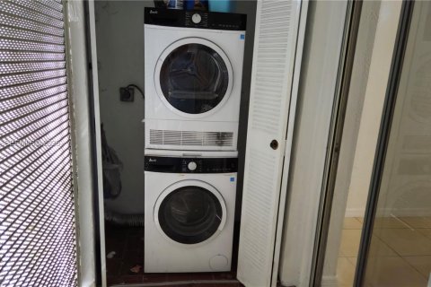 Condo in Miami, Florida, 3 bedrooms  № 2045629 - photo 26