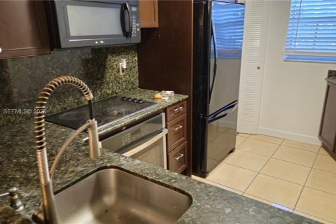 Condo in Miami, Florida, 3 bedrooms  № 2045629 - photo 23