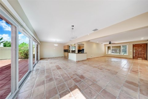Casa en venta en Miami, Florida, 3 dormitorios, 162.3 m2 № 2008256 - foto 6
