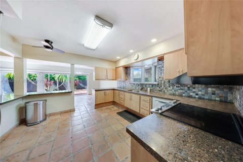 Casa en venta en Miami, Florida, 3 dormitorios, 162.3 m2 № 2008256 - foto 4