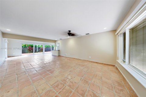 Casa en venta en Miami, Florida, 3 dormitorios, 162.3 m2 № 2008256 - foto 2