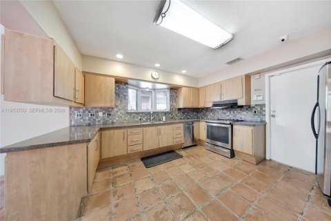 Casa en venta en Miami, Florida, 3 dormitorios, 162.3 m2 № 2008256 - foto 5