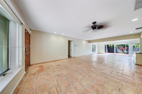 Casa en venta en Miami, Florida, 3 dormitorios, 162.3 m2 № 2008256 - foto 3