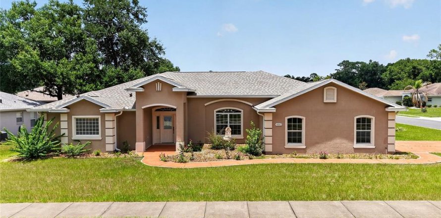 House in Ocala, Florida 3 bedrooms, 268.67 sq.m. № 2155670