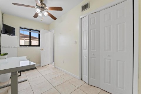 House in Miami, Florida 4 bedrooms, 214.51 sq.m. № 1895723 - photo 16