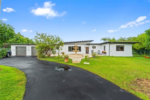 House in Miami, Florida 4 bedrooms, 214.51 sq.m. № 1895723 - photo 1