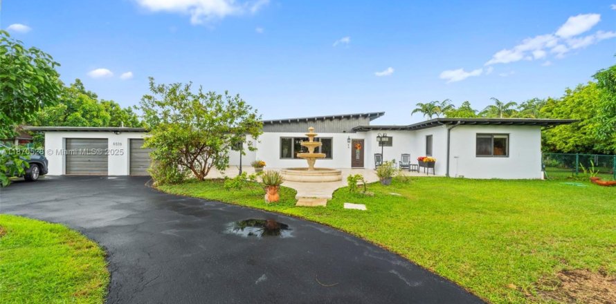 House in Miami, Florida 4 bedrooms № 1895723