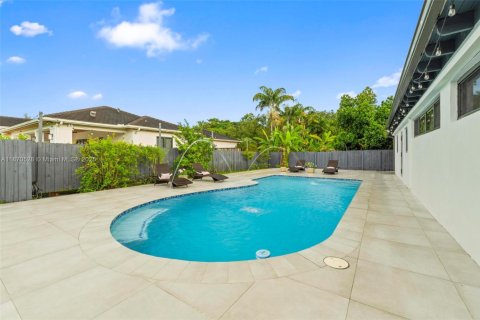 House in Miami, Florida 4 bedrooms, 214.51 sq.m. № 1895723 - photo 24