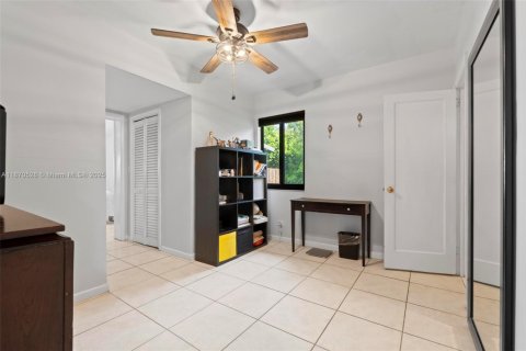 House in Miami, Florida 4 bedrooms, 214.51 sq.m. № 1895723 - photo 18