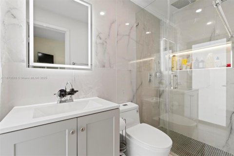 House in Miami, Florida 4 bedrooms, 214.51 sq.m. № 1895723 - photo 17