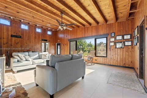 House in Miami, Florida 4 bedrooms, 214.51 sq.m. № 1895723 - photo 9