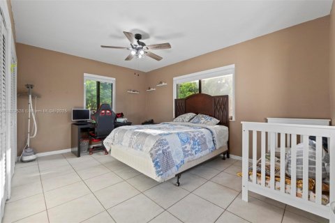 House in Miami, Florida 4 bedrooms, 214.51 sq.m. № 1895723 - photo 20