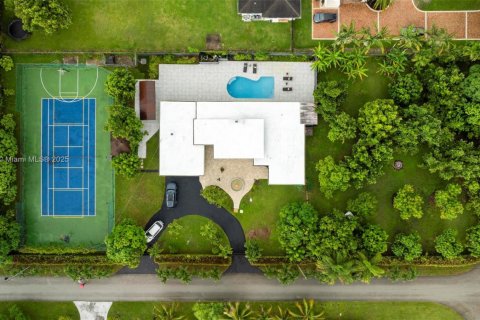House in Miami, Florida 4 bedrooms, 214.51 sq.m. № 1895723 - photo 4