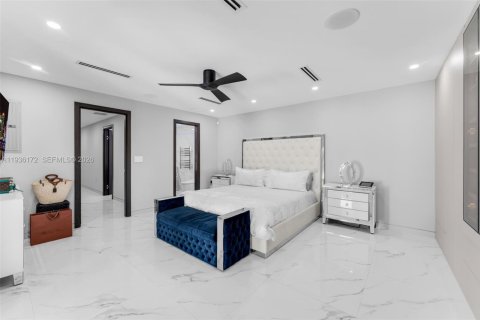 House in Miami, Florida 4 bedrooms, 186.18 sq.m. № 1995858 - photo 21