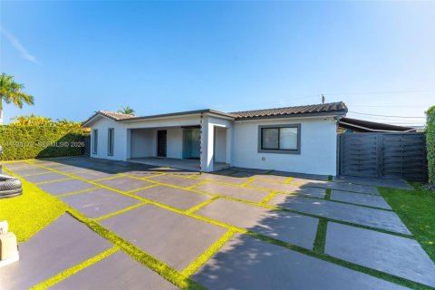 House in Miami, Florida 4 bedrooms, 186.18 sq.m. № 1995858 - photo 4