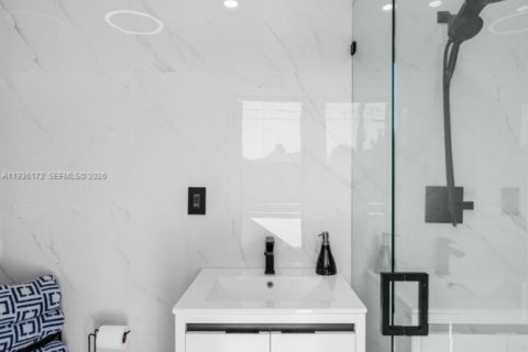 House in Miami, Florida 4 bedrooms, 186.18 sq.m. № 1995858 - photo 26