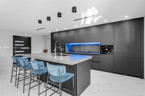 House in Miami, Florida 4 bedrooms, 186.18 sq.m. № 1995858 - photo 10