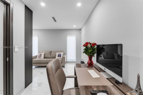 House in Miami, Florida 4 bedrooms, 186.18 sq.m. № 1995858 - photo 19