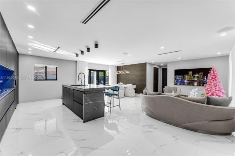 House in Miami, Florida 4 bedrooms, 186.18 sq.m. № 1995858 - photo 7