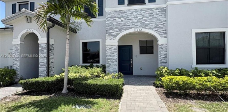 Casa en Homestead, Florida 4 dormitorios, 149.76 m2 № 2189100