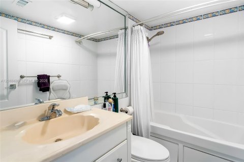Condo in Sunny Isles Beach, Florida, 3 bedrooms  № 2390107 - photo 26