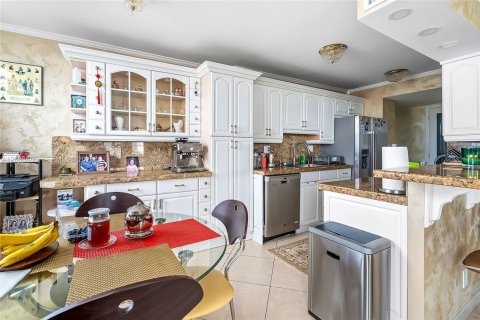 Condo in Sunny Isles Beach, Florida, 3 bedrooms  № 2390107 - photo 9