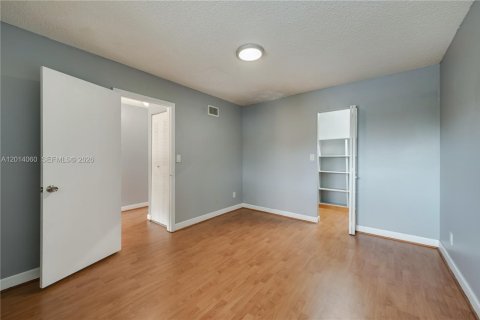 Adosado en alquiler en Miami, Florida, 3 dormitorios, 137.68 m2 № 2076301 - foto 23