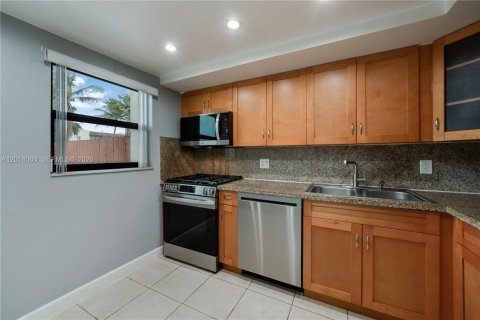 Adosado en alquiler en Miami, Florida, 3 dormitorios, 137.68 m2 № 2076301 - foto 12