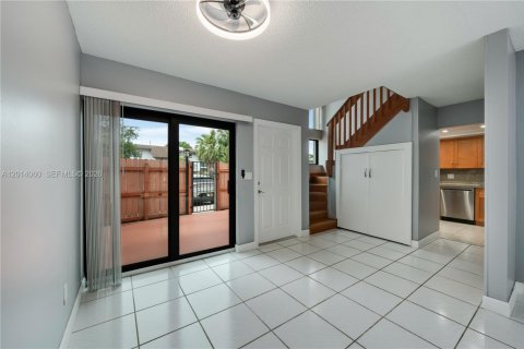 Adosado en alquiler en Miami, Florida, 3 dormitorios, 137.68 m2 № 2076301 - foto 9