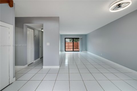 Adosado en alquiler en Miami, Florida, 3 dormitorios, 137.68 m2 № 2076301 - foto 6