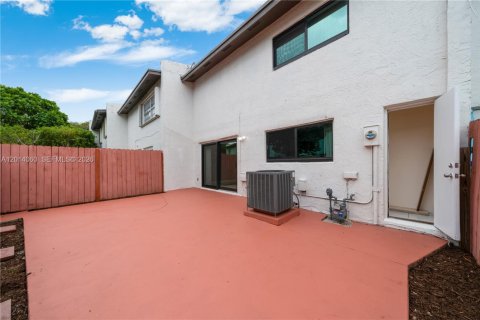 Adosado en alquiler en Miami, Florida, 3 dormitorios, 137.68 m2 № 2076301 - foto 3
