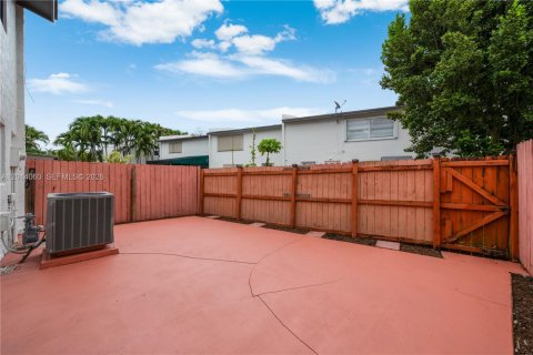 Adosado en alquiler en Miami, Florida, 3 dormitorios, 137.68 m2 № 2076301 - foto 4