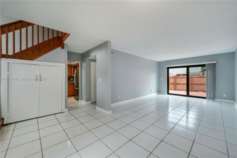 Adosado en alquiler en Miami, Florida, 3 dormitorios, 137.68 m2 № 2076301 - foto 8