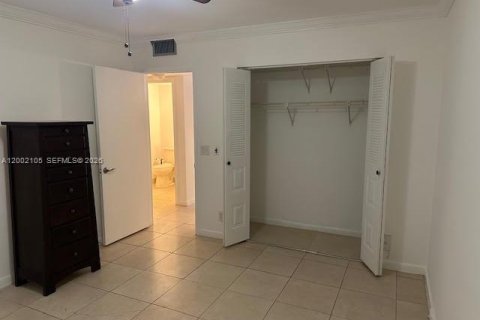 Condo in Pembroke Pines, Florida, 2 bedrooms № 2067517 - photo 6