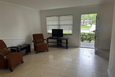 Condo in Pembroke Pines, Florida, 2 bedrooms № 2067517 - photo 3