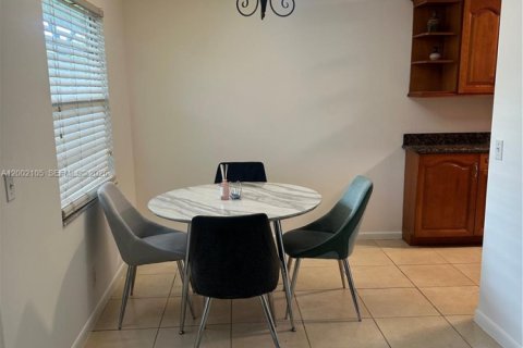 Condo in Pembroke Pines, Florida, 2 bedrooms № 2067517 - photo 18
